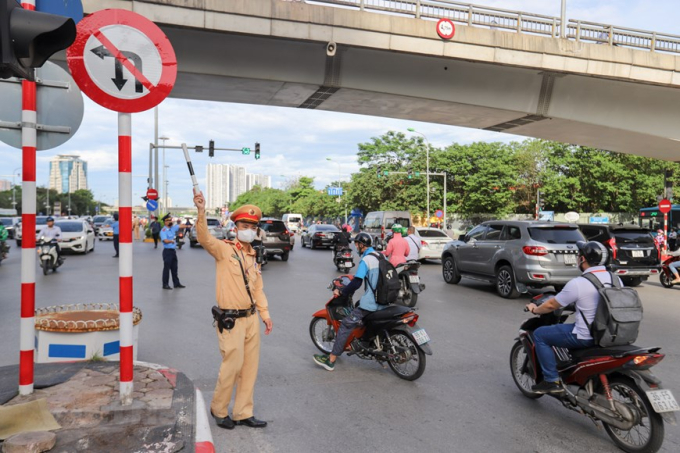 Các phương tiện bị cấm rẽ trái, quay đầu sang đường Hoàng Minh Giám mà phải đi thẳng qua nút này và quay đầu tại điểm gần nút giao Trần Duy Hưng - Khuất Duy Tiến. (Ảnh: Minh Sơn/Vietnam+)