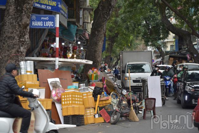 Phố Hàng Mã cắt ngang Hàng Lược: đồ đạc, hàng hoá, bàn ghế, xe điện chất đống tràn  ra lòng đường khiến giao thông ách tắc.