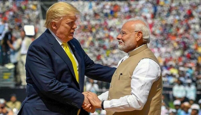 Tổng thống Donald Trump bắt tay Thủ tướng Narendra Modi tại sân vận động Motera ở Ahmedabad, Ấn Độ hôm 24/2. Ảnh: PMO