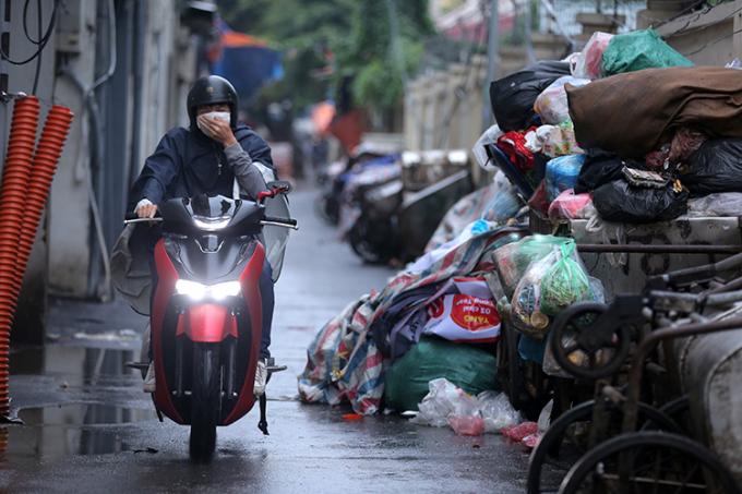 Nhiều người dân phải bịt mũi khi qua điểm tập kết rác.