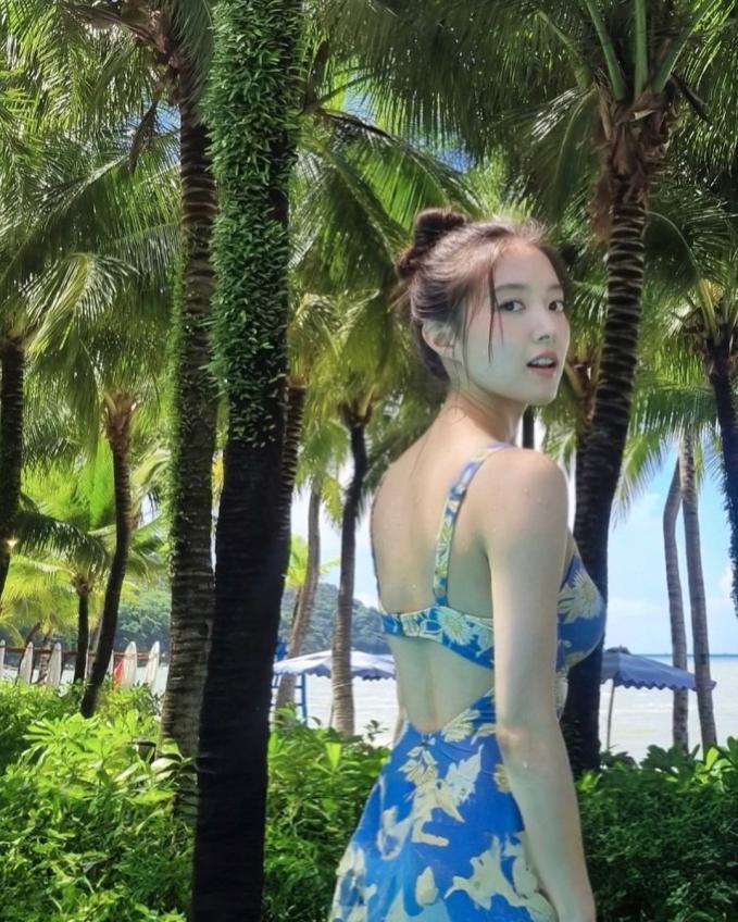   Trong loạt ảnh khác, Lee Se Young khiến netizen mê mẩn với vibe vừa ngây thơ vừa quyến rũ khi diện bikini màu xanh  