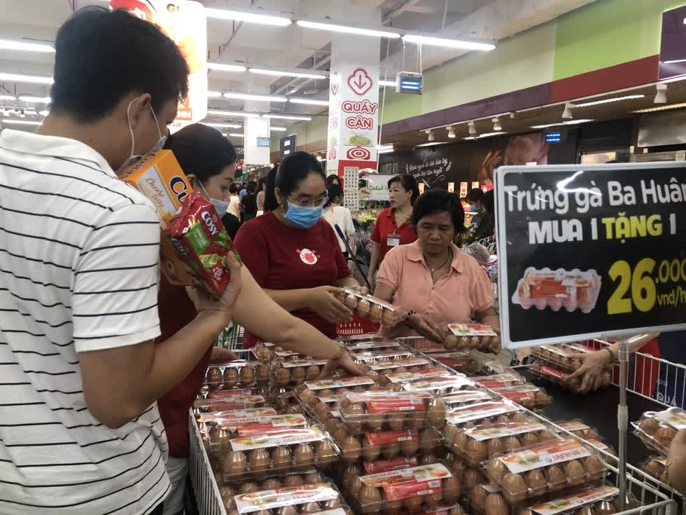 Trứng gà khuyến mãi mua 1 tặng 1 chỉ với giá 26.000 đồng, thu hút đông khách hàng ghé xem.               Đặc biệt, vải Lục Ngạn được bán với giá 19.900 đồng/kg, rẻ gần một nửa so với thị trường. Đây là hoạt động mở màn cho các chương trình quảng bá nhằm giúp nông dân đẩy mạnh tiêu thụ trái vải thiều năm 2020.