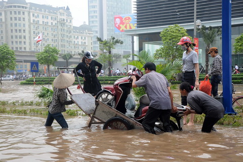 Mưa lớn gây ngập sâu gây ảnh hưởng đến đến việc đi lại và sinh hoạt của người dân