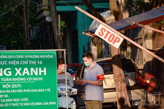 Người dân muốn ra khỏi khu vực “vùng xanh” sẽ phải xuất trình giấy tờ chính đáng, tuân thủ đúng quy định trong thời gian giãn cách.