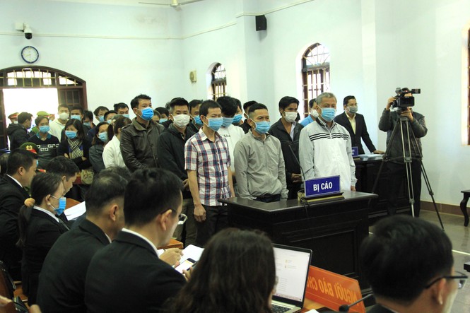 Các bị cáo tại phiên xét xử.