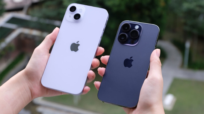 iphone 14 Plus (trái) và iphone 14 Plus (phải) (Ảnh: Buro Malaysia)