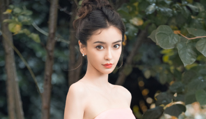 Tại sao netizen ủng hộ phong sát Angelababy vì đi xem Lisa diễn thoát y?