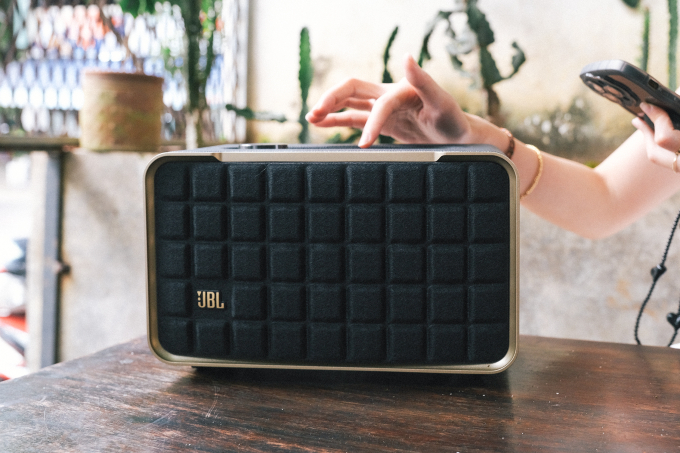 Trải nghiệm JBL Authentics 200: Sự kết hợp giữa thiết kế hoài cổ và chất âm tân thời