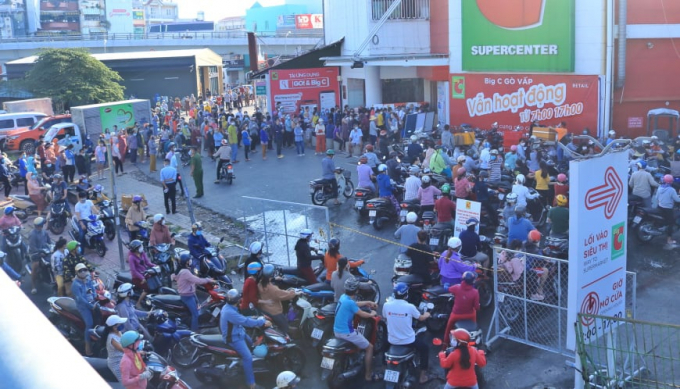 Người đến siêu thị đông nghẹt từ sáng sớm, lực lượng chức năng vất vả điều phối 