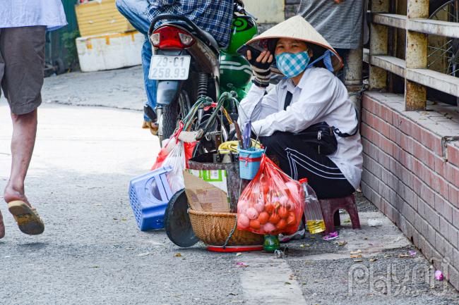 Gánh hàng rong ế ẩm vì không có khách.