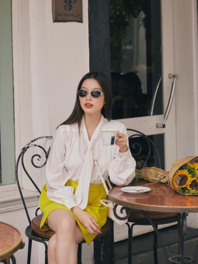   Mẫu áo đầu tiên đến từ nhà HUONG BOUTIQUE. Em áo này có kiểu dáng thanh lịch với phần cổ buộc nhẹ nhàng, cực kỳ phù hợp cho các nàng công sở.  