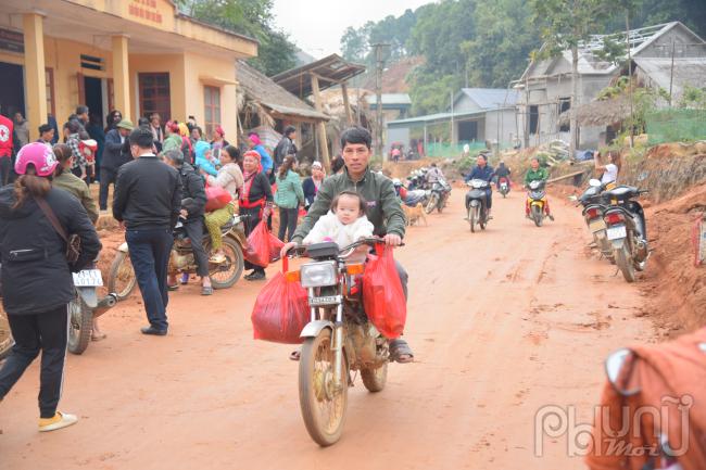 Câu lạc bộ Nhà báo nữ Việt Nam tặng quà từ thiện cho 102 hộ nghèo, cận nghèo tại Yên Bái