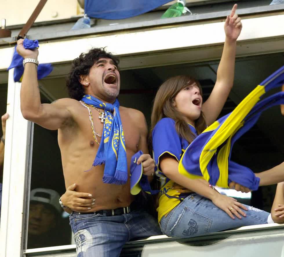 Maradona và con gái Dalma ăn mừng sau khi Martin Palermo của CLB Boca Juniors ghi bàn trong trận gặp River Plate tháng 3/2006 trong giải Clausura trên sân vận động La Bombonera ở Buenos Aires, Argentina. Ảnh: Juan Mabromata/AFP/Getty Images