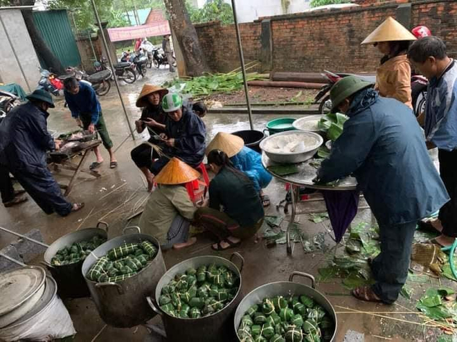   Tại Nghệ An, mọi người đang khẩn trương nấu bánh chưng và đồ ăn khô để kịp gửi vào tiếp tế cho bà con vùng lũ Hà Tĩnh, Quảng Bình, Quảng Trị, TT Huế...  