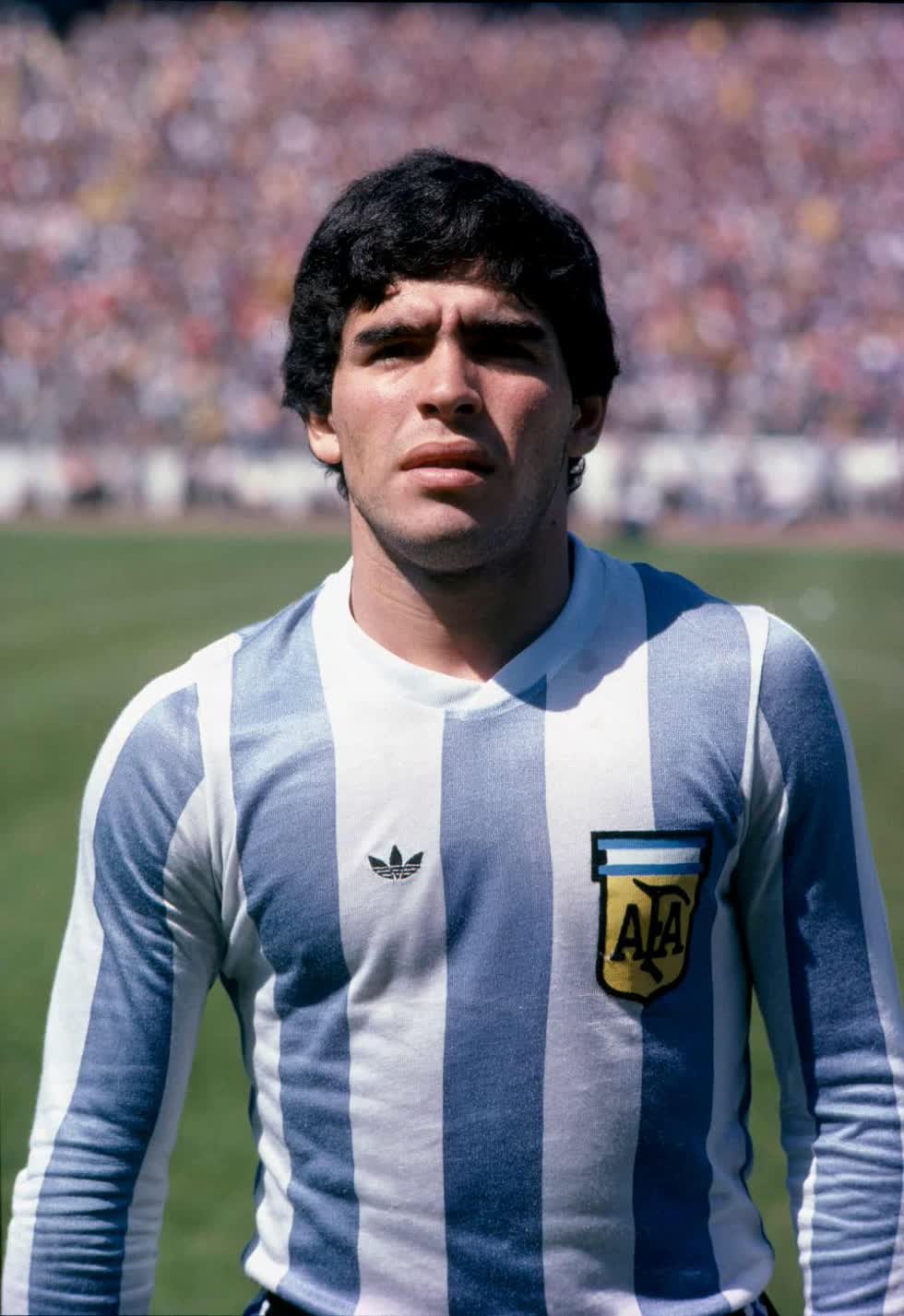 Maradona trong trận Scotland - Argentina năm 1979. Ảnh: Mark Leech/Offside/Getty Images