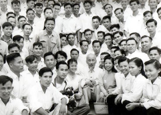   Chủ tịch Hồ Chí Minh với các nhà báo, năm 1960. (Ảnh: Tư liệu TTXVN)  