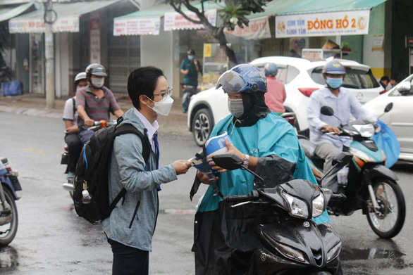 Sáng 7-7, ở TP Cần Thơ, dù gặp khó khăn trong việc đến trường thi cử nhưng các sĩ tử vẫn hăng hái, tự tin bước vào môn thi đầu tiên.