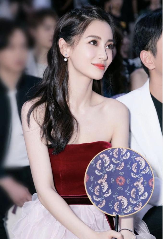 Sự nghiệp Angelababy lao đao sau khi đi xem show thoát y của Lisa.