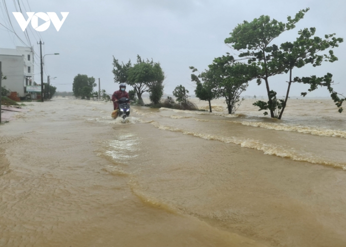 Người dân tranh thủ về nhà thu dọn đồ đạc để chạy lũ