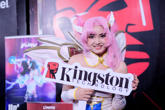 Tạo hình cosplay tại gian hàng của Kingston. 