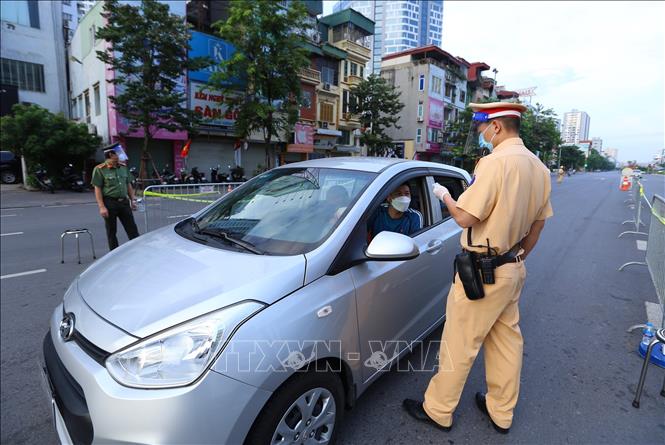 Người dân có giấy tờ hợp lệ, ra ngoài khi có việc cần thiết là điều kiện bắt buộc khi đi qua chốt cầu Vĩnh Tuy.