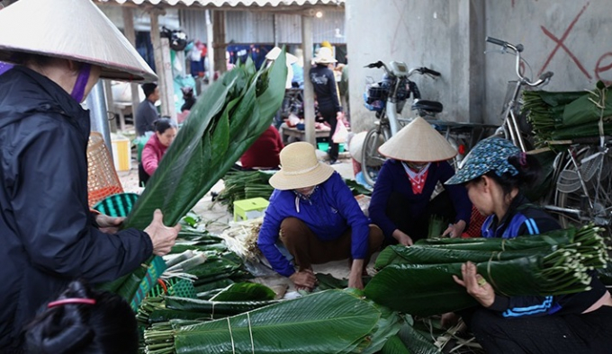 Người dân tấp nập đi mua lá dong, mỗi cuộn 30 lá được bán với giá 25 ngàn đồng.