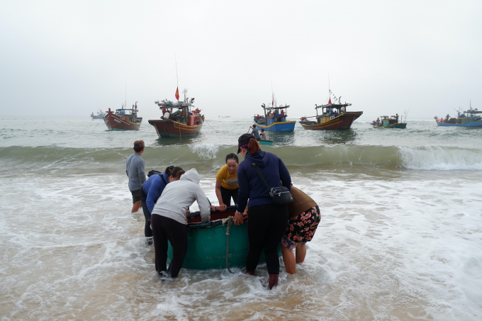 Chợ cá Nhân Trạch – nụ cười lao động sáng cùng ban mai trong nét đẹp cổ tích