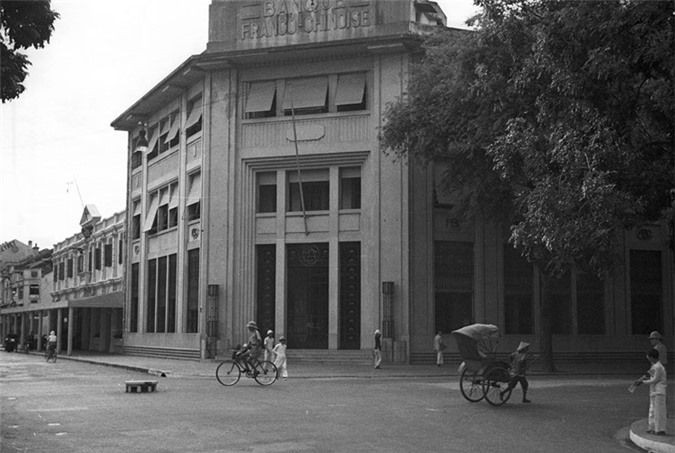   Ngân hàng Pháp - Hoa nằm bên ngã tư Rue Paul Bert - Henri Rivie. Tòa nhà này ngày nay thuộc Bộ Công thương nay vẫn còn giữ nguyên vẹn kiến trúc.  