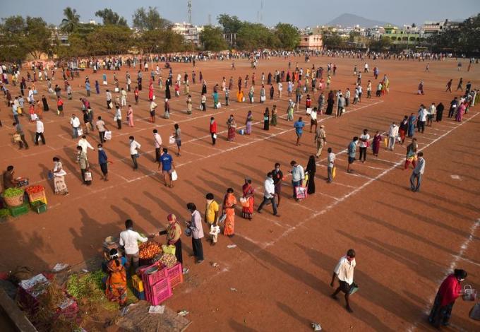 Tại một khu chợ tạm ở Vijayawada, Andhra Pradesh cũng áp dụng kẻ ô để hạn chế tiếp xúc.