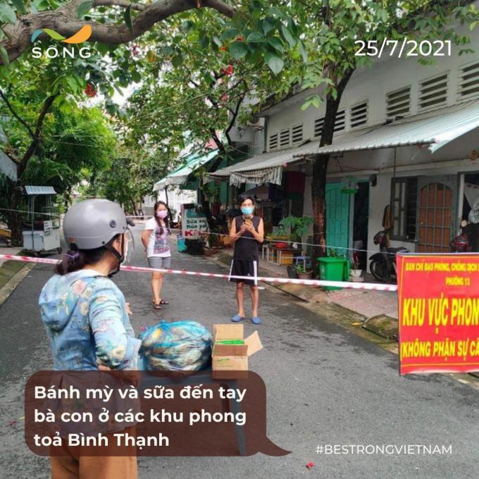 Trao bánh mì,, thịt tại các điểm cách ly phong tỏa