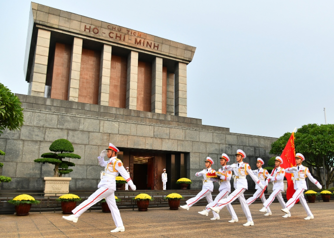  Lá cờ đỏ sao vàng tung bay trên Quảng trường Ba Đình lịch sử nhắc nhở mỗi chúng ta nhớ về thế hệ cha anh, những người đã ngã xuống để Tổ quốc có được nền độc lập, hòa bình hôm nay. Từ đó, khơi gợi lòng yêu nước và tự hào dân tộc trong mỗi người dân Việt Nam.