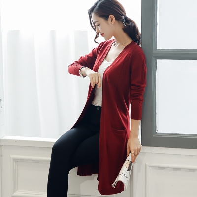 Biến hóa cực hiện đại với những set đồ cá tính và khoác cardigan len bên ngoài.