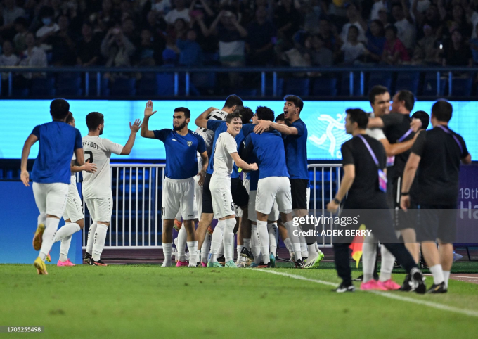 U23 Uzbekistan có bàn gỡ hòa 1-1 ở phút 25.