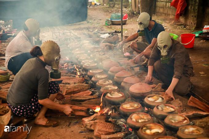 Chuyện lạ làng Vũ Đại: Đeo mặt nạ phòng độc để kho nồi cá bạc triệu