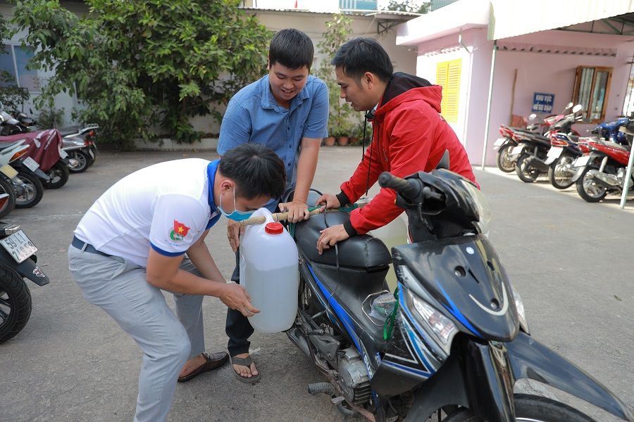 Tặng miễn phí hơn 10.000 lít rửa tay ngừa dịch corona.