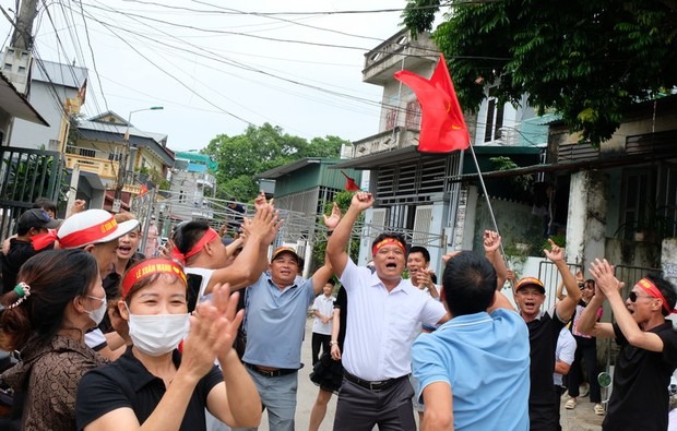 Không đong đếm được niềm vui và tự hào của chú Bình (áo trắng) và mọi người (Ảnh: NT)