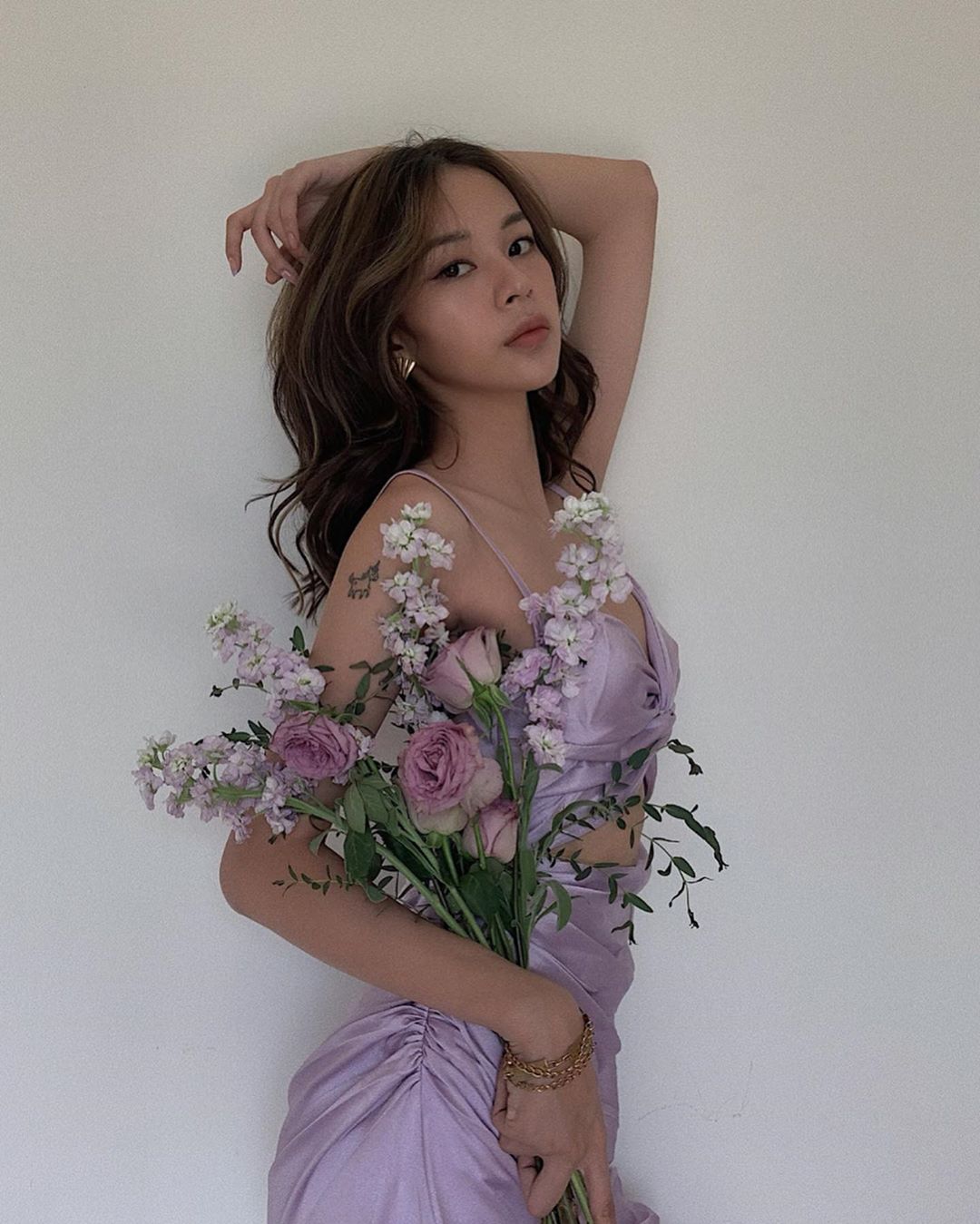 Phí Phương Anh mặc slip dress lụa tím lilac