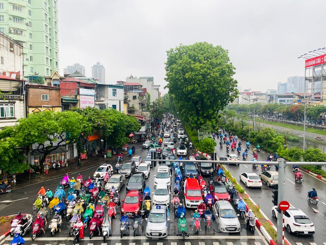 Các phương tiện di chuyển trên đường Láng gặp rất nhiều khó khăn.