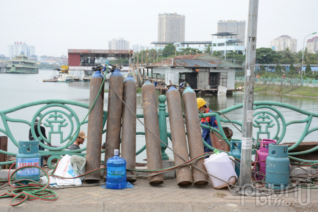 Để tháo gỡ được các bộ phận trên tàu thì công nhân phải sử dụng bằng nhiều đồ đạc chuyên dụng hỗ trợ mới có thể tách rời được các bộ phận tàu.