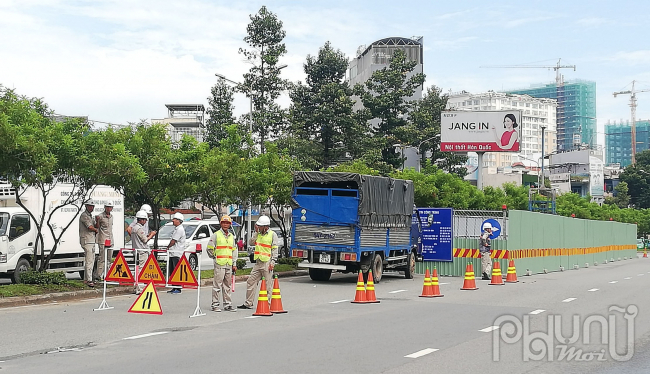 Chính thức đặt lô cốt sửa chữa đường Nguyễn Hữu Cảnh