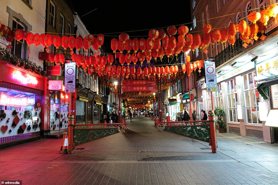 Khu phố Tàu ở giữa Soho hầu như không có người đi bộ trên đường, nơi đây từng là khu phố buôn bán sầm uất của người Trung Quốc ngay tại London trở thành