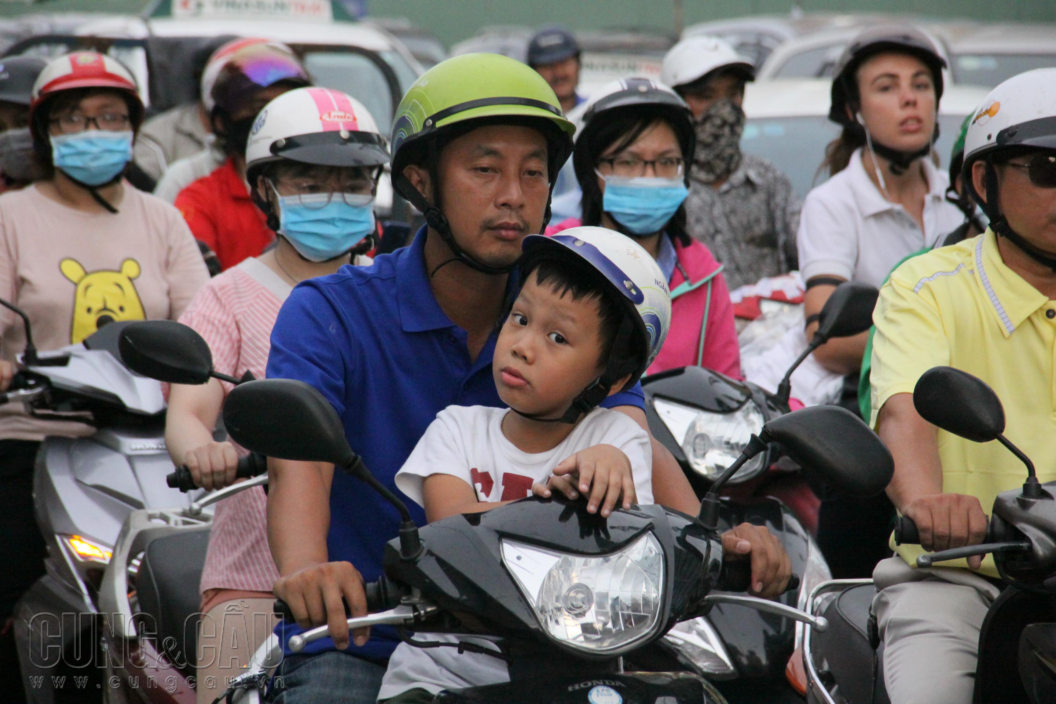 Tại đoạn đường này, không khó để bắt gặp hình ảnh mệt mỏi của người tham gia giao thông.