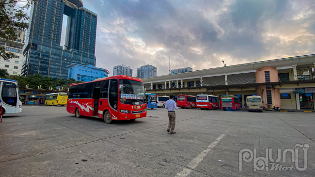 Vài xe xuất bến với chỉ vẻn vẹn vài khách.