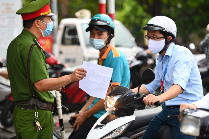 Hà Nội chưa xử phạt những người chưa có giấy đi đường mẫu mới trong 2 ngày tới