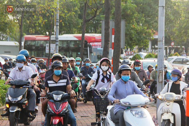 Các phương tiện còn tràn lên vỉa hè để đi lại. 