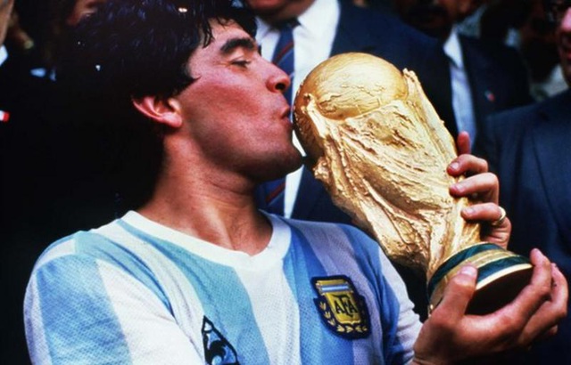 Maradona hôn lên chiếc cúp vàng sau khi tuyển Argentina giành chiến thắng ở World Cup 1986. Với năm bàn thắng ghi được, cá nhân Maradona nhận được danh hiệu Chiếc giày vàng. Nguồn: IANS