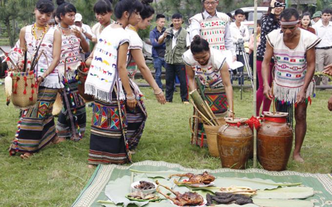 Ngày lễ hội, những bộ váy thổ cẩm đẹp nhất được phụ nữ Mạ đem ra mặc.