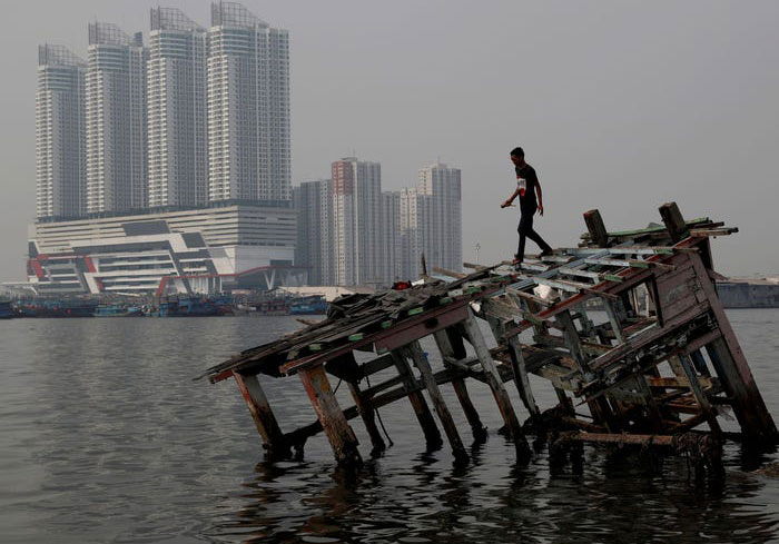 Jakarta, Indonesia được biết đến là một trong những thành phố nhiều khói bụi nhất trên thế giới. Nhưng bức ảnh chụp một chiếc thuyền gỗ đổ nát vào ngày 26/7/2018 và ngày 16/4/2020 cho thấy sự khác biệt hoàn toàn.. 