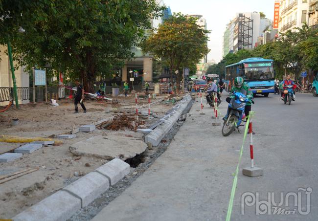 Theo một đại diện Ban Duy tu các công trình giao thông, Sở Giao thông Vận tải Hà Nội cho biết, hiện đơn vị này đang thực hiện duy tu, sửa chữa các tuyến phố trên địa bàn Hà Nội theo kế hoạch và cả đột xuất để đảm bảo đường sá êm thuận, sạch đẹp phục vụ người dân đi lại về cuối năm.