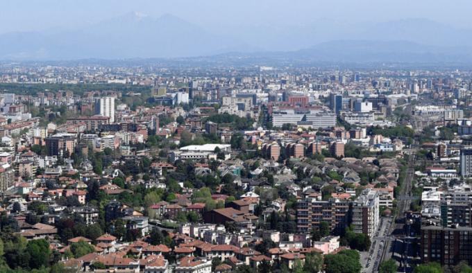   Milan, Italy. Nơi đây vốn được coi là thành phố ô nhiễm nhất châu Âu năm 2008. Thế nhưng từ thời điểm dich bùng phát, Chính phủ ra lệnh phong tỏa toàn quốc, không khí đã trở nên trong lành hơn, tầm nhìn rõ hơn. Ảnh 1 là ngày 8/1/2020 và ảnh 2 là ngày 17/4/2020. Ảnh: Flavio Lo Scalzo/Reuters.  